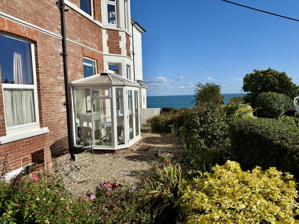 Lot: 65 - GROUND FLOOR TWO-BEDROOM FLAT CLOSE TO SEA - View of the private garden